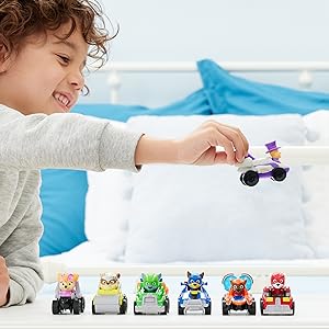 Niño jugando con el vehiculo del alcalde de la coleccion de 7 figuras de vehiculos de paw patrol - mighty movie