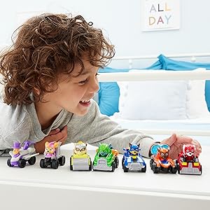 Niño con la coleccion de 7 figuras de vehiculos de paw patrol - mighty movie