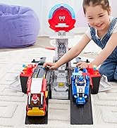 Niña usando el cuartel general de portaaviones doble vía con dos vehiculos de Paw Patrol